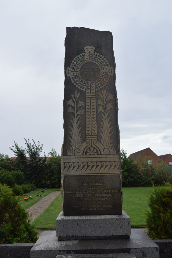 Gedenkstein auf dem Friedhof in Harboøre für die 12 Mann Besatzung des am 25.01.1897 gekenterten Rettungsbootes "Liløre"