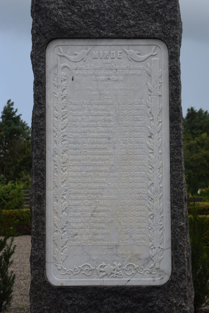 Gedenkstein für die in der Nacht vom 21. November 1893 ertrunkenen 26 Fischer aus Harboøre - Friedhof Harboøre - Detailaufnahme